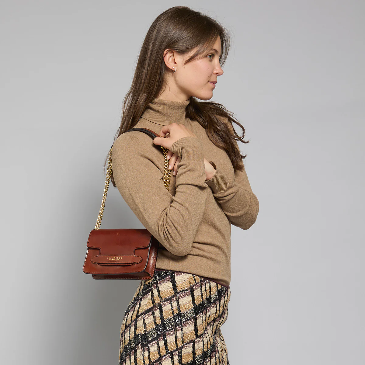 Borsa tracolla pelle con catena - Image 7