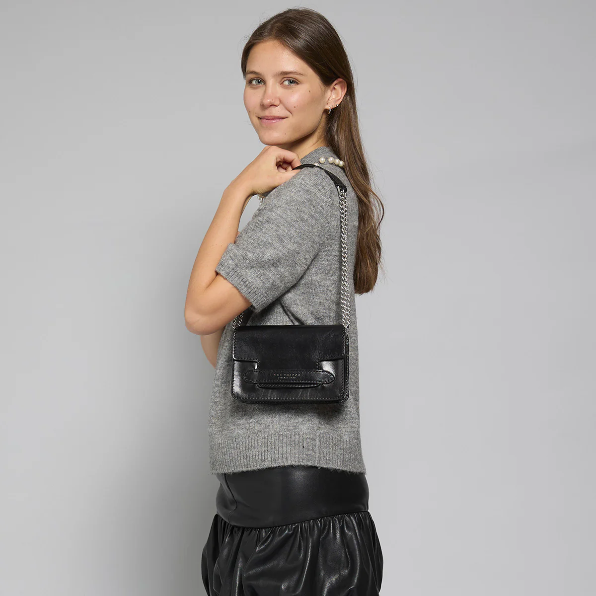Borsa tracolla pelle con catena - Image 4