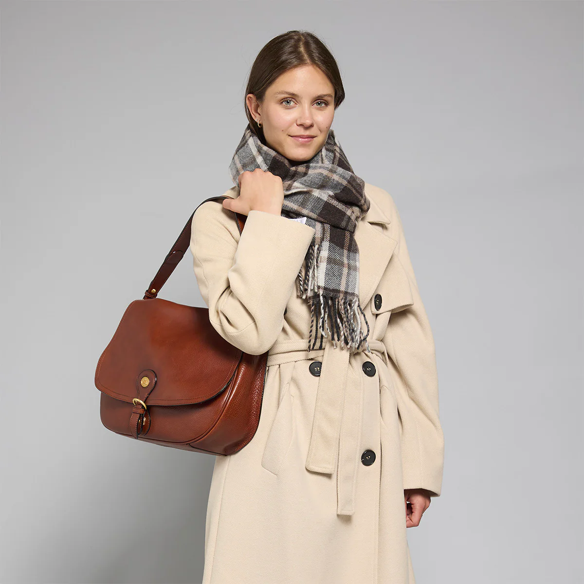 Borsa a spalla in pelle grande con patta frontale - Image 6